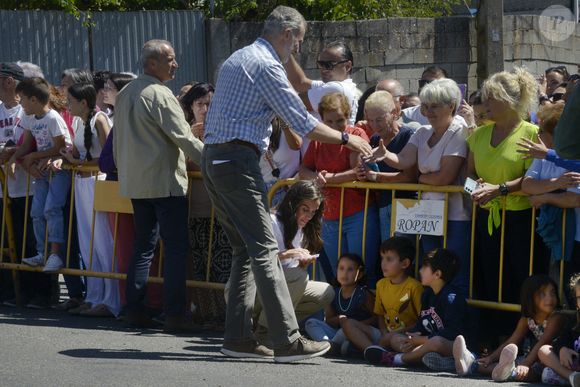 Alors que plus de 350 000 hectares sont déjà partis en fumée, la famille royale réfléchit à un soutien financier via sa fondation.

Le roi Felipe VI et la reine Letizia saluent leurs voisins lors d'une visite à Ourense, le 28 août 2025, à Ourense, en Galice, en Espagne. Le roi et la reine d'Espagne effectuent aujourd'hui une visite officielle dans différentes parties de la province d'Ourense, la région la plus touchée par la récente vague d'incendies de forêt. L'objectif de cette visite est de constater de visu l'étendue des dégâts, d'écouter les demandes des habitants et de transmettre un message de soutien et de solidarité. La journée débutera au centre de coordination du district forestier XIV, à Verín, et se terminera par une visite à l'école publique de Medeiros. © Rosa Veiga/Europa Press/Bestimage