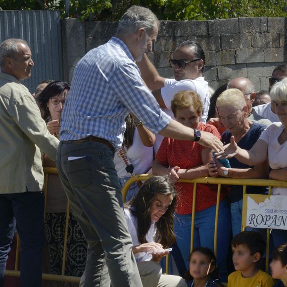 Alors que plus de 350 000 hectares sont déjà partis en fumée, la famille royale réfléchit à un soutien financier via sa fondation.

Le roi Felipe VI et la reine Letizia saluent leurs voisins lors d'une visite à Ourense, le 28 août 2025, à Ourense, en Galice, en Espagne. Le roi et la reine d'Espagne effectuent aujourd'hui une visite officielle dans différentes parties de la province d'Ourense, la région la plus touchée par la récente vague d'incendies de forêt. L'objectif de cette visite est de constater de visu l'étendue des dégâts, d'écouter les demandes des habitants et de transmettre un message de soutien et de solidarité. La journée débutera au centre de coordination du district forestier XIV, à Verín, et se terminera par une visite à l'école publique de Medeiros. © Rosa Veiga/Europa Press/Bestimage