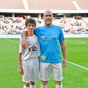 Éric Cantona et son fils Emir au match des Légendes, la rencontre qui mêle le football et le rugby au profit de l'association de P. Olmeta (ancien gardien de but et co-fondateur de l'association), "Un sourire, un espoir pour la vie" s'est déroulé à Nice à l'Allianz Riviera, le 26 septembre 2022. Crédit Bruno Bebert/Bestimage