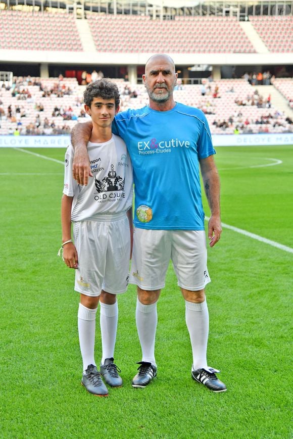 Éric Cantona et son fils Emir au match des Légendes, la rencontre qui mêle le football et le rugby au profit de l'association de P. Olmeta (ancien gardien de but et co-fondateur de l'association), "Un sourire, un espoir pour la vie" s'est déroulé à Nice à l'Allianz Riviera, le 26 septembre 2022. Crédit Bruno Bebert/Bestimage