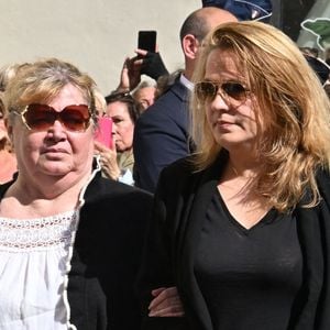 Violette Petrucciani (mère de Loana), Delphine, une amie proche de Loana - Obsèques de Loana Petrucciani en la cathédrale Sainte-Réparate à Nice le 10 avril 2026. L'ancienne star de téléréalité a été retrouvée morte dans son appartement niçois par les autorités, le 25 mars dernier. © Bruno Bebert/Bestimage