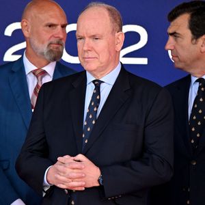 Le prince Albert II de Monaco et la princesse Charlene ont remis les prix du Monaco E-Prix Round 10, entouré par Alejandro Agag, fondateur et président de Formula E, Michel Boéri, le président de l'Automobile Club de Monaco, Alberto Longo, le co-fondateur de la Formula-E, Christophe Mirmand, le ministre d'Etat de la Principauté, et Jeff Dodds, le PDG de la Formula E, durant le Monaco E-Prix 2026, Round 10, le 17 mai 2026. Olivier Rowland, au volant de sa Nissan E-4DRCE 05 a remporté la course devanrt Felipe Drugovich, pilotant une Porsche, suivi par Antonio Felix Da Costa au volant d'une Jaguar I Type 7. © Bruno Bebert / Bestimage