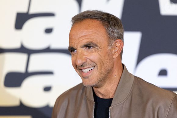 Alors qu'un nouvel élève est sur le point d'être éliminé, Nikos s'est entretenu avec "Le Parisien" au sujet du retour à la vraie vie, qui peut s'avérer brutal pour les candidats. 

L'animateur français Nikos Aliagas pose lors d'un photocall pour présenter la nouvelle saison de l'émission Star Academy au Grand Rex à Paris le 29 septembre 2025. Photo par Alexis Jumeau/ABACAPRESS.COM