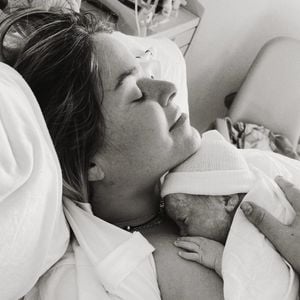 Sophie Tapie dévoile sa “solution miracle” pour sa fille Héléna

Sophie Tapie annonce la naissance de sa fille Héléna sur Instagram.
