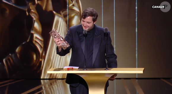 Finalement, c'est Karim Leklou, qui a décroché le César du meilleur acteur pour son rôle dans Le Roman de Jim. 

Meilleur acteur : Karim Leklou dans" Le roman de Jim", aux César, capture d'écran Canal+.