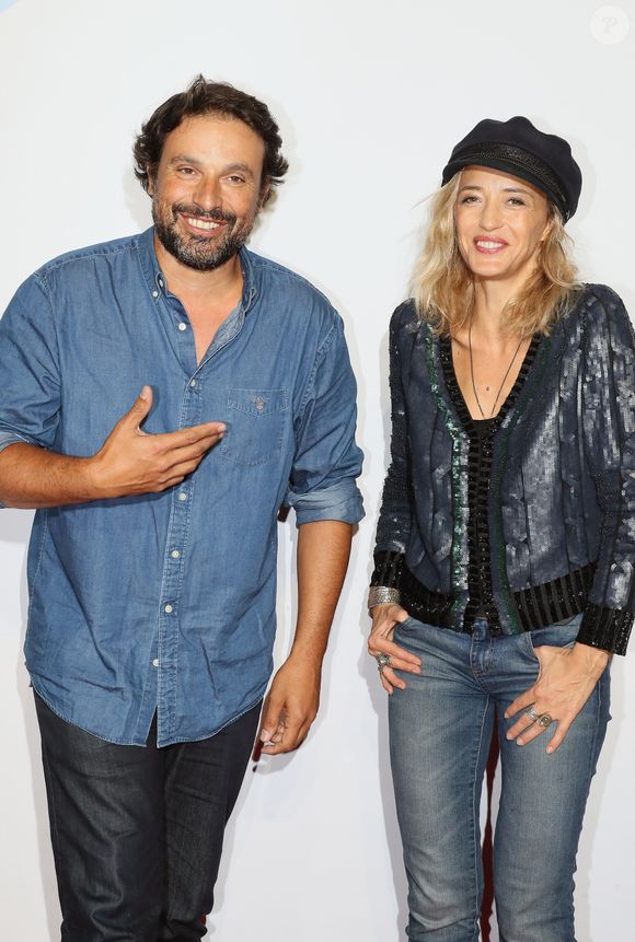 Bruno Salomone et Hélène de Fougerolles à la première de "Souviens Toi" lors de la cérémonie d'ouverture de la 19ème édition du Festival de la Fiction TV de la Rochelle, le 13 septembre 2017. © Patrick Bernard/Bestimage