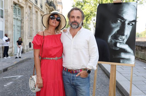 Romain Sardou et sa compagne Kym Thiriot - Dévoilement d'une plaque commémorative en l'honneur de Jean-Claude Brialy sur la façade de l'immeuble où il vécut 25 quai de Bourbon Paris 4ème, à Paris, France, le 14 juin 2023. © Coadic Guirec/Bestimage