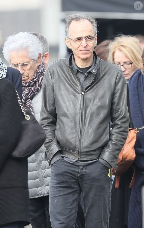 Philippe Gildas et Jean-Jacques Goldman lors des obsèques de Véronique Colucci au cimetière communal de Montrouge, le 12 avril 2018.