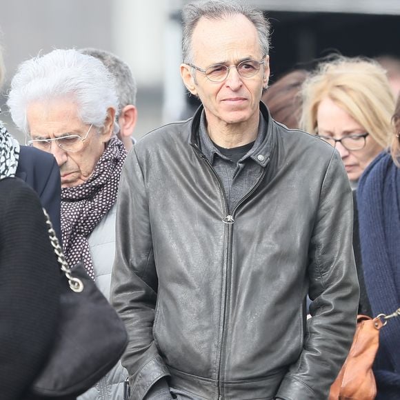 Philippe Gildas et Jean-Jacques Goldman lors des obsèques de Véronique Colucci au cimetière communal de Montrouge, le 12 avril 2018.