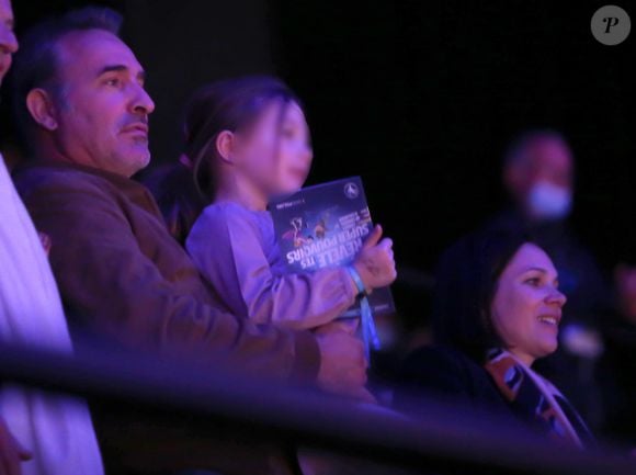 Père de quatre enfants, Jean Dujardin a récemment accueilli deux filles dans sa tribu, Jeanne et Alice, nées de son union avec la patineuse Nathalie Péchalat.

Jean Dujardin, sa femme Nathalie Péchalat et leur fille Jeanne assistent au gala de clôture des championnats du monde de patinage artistique 2022 à Montpellier le 27 mars 2022.

Laurent Lairys / Panoramic / Bestimage