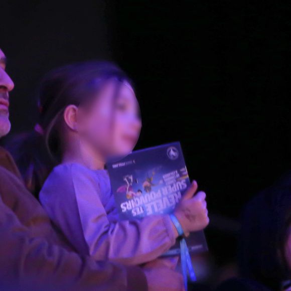 Père de quatre enfants, Jean Dujardin a récemment accueilli deux filles dans sa tribu, Jeanne et Alice, nées de son union avec la patineuse Nathalie Péchalat.

Jean Dujardin, sa femme Nathalie Péchalat et leur fille Jeanne assistent au gala de clôture des championnats du monde de patinage artistique 2022 à Montpellier le 27 mars 2022.

Laurent Lairys / Panoramic / Bestimage