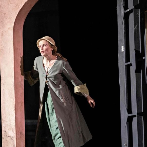 La mise en scène met en lumière les mécanismes de pouvoir et les jeux de rôle au sein de la société bourgeoise.
Isabelle Carré dans "La Serva Amorosa" au Théâtre de la Porte Saint-Martin.