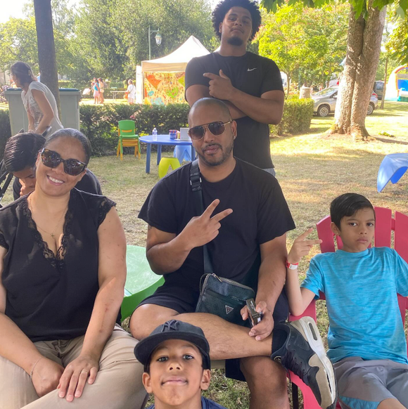 Et ils viennent d'accueillir Sky, un bouledogue français de dix mois.

Hélène et Son Nguyen, à la tête d'une fratrie de 12 enfants dans "Familles nombreuses, la vie en XXL".