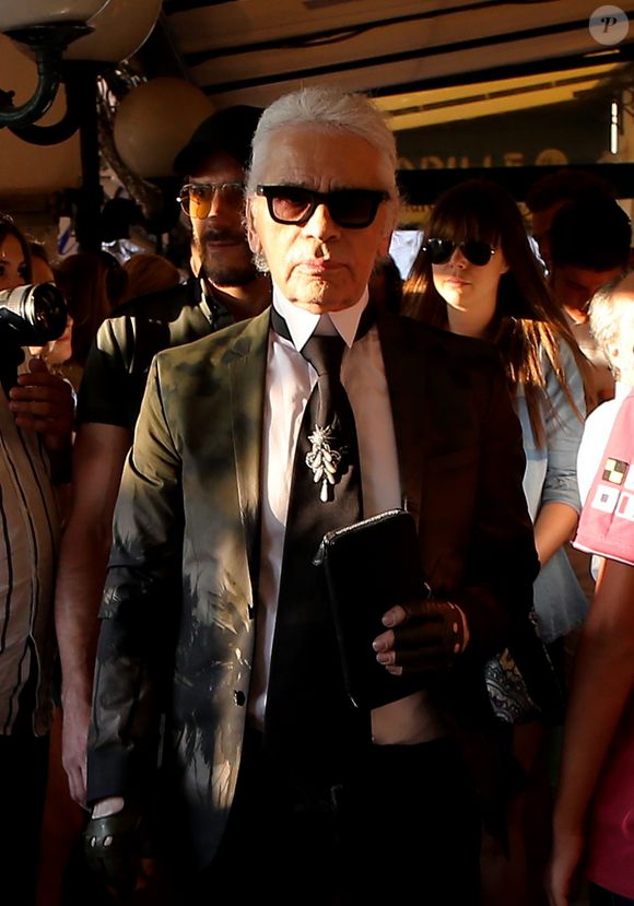 Karl Lagerfeld se promène dans les rues de Saint-Tropez, le 14 juillet 2012. 

Photo : Agence / Bestimage