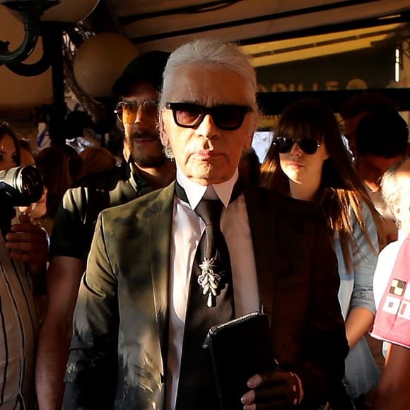 Karl Lagerfeld se promène dans les rues de Saint-Tropez, le 14 juillet 2012. 

Photo : Agence / Bestimage