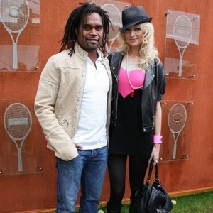 Christian Karembeu et Adriana Karembeu lors de la finale du tournoi de tennis de Roland Garros à Paris, le 6 juin 2010.

JLPPA / Bestimage