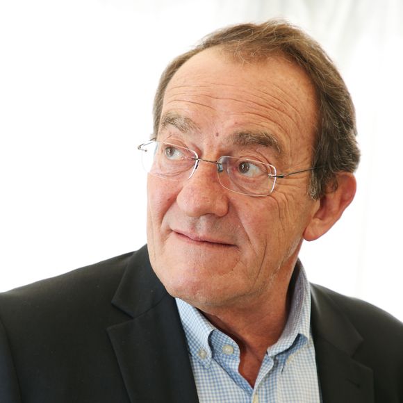 Exclusif - Jean-Pierre Pernaut reçoit le Prix Saint-Roch (Saint Patron des antiquaires) lors de la 96ème édition de la foire de Chatou (la plus célèbre et ancienne foire à la brocante de France) en France, le 14 mars 2018. La Foire célèbre l'art Russe. 
© Denis Guignebourg/Bestimage