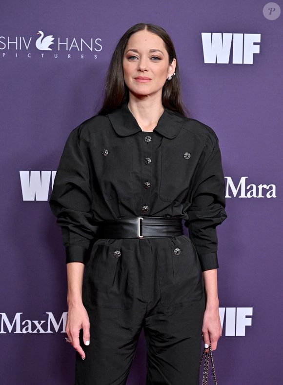 Marion Cotillard au photocall de la soirée Women In Film Annual Gala à l'hôtel Beverly Hilton à Los Angeles le 24 octobre 2024.