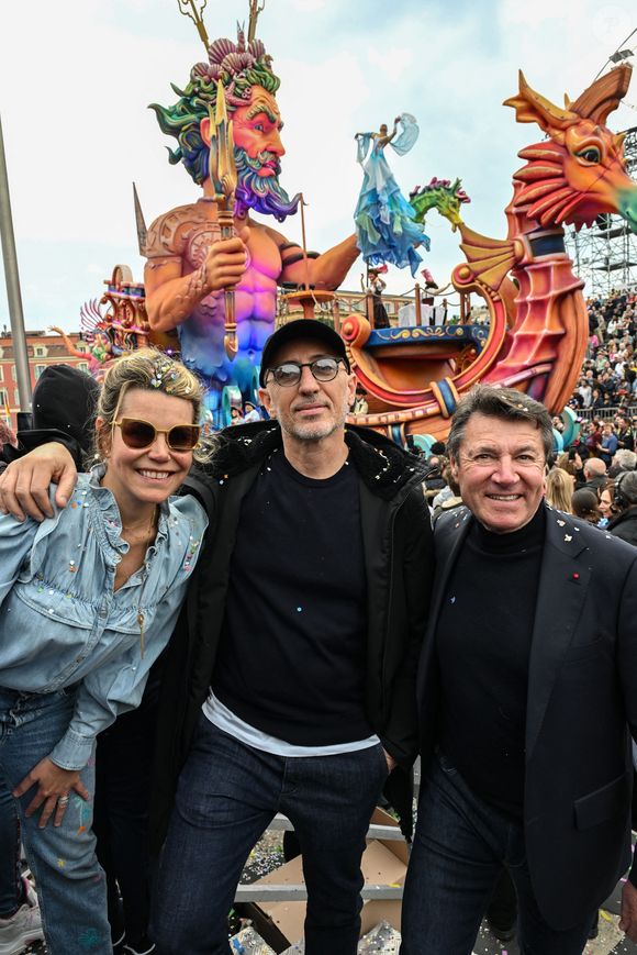 Gad Elmaleh a ouvert le premier corso carnavalesque en journée, en compagnie de Christian Estrosi, le maire de Nice, Laura Tenoudji Estrosi, leur fille Bianca, et Graig Monetti, l'adjoint au maire en charge de l'événementiel, durant la 140eme édition du Carnaval de Nice "Roi des Oceans" à Nice, le 23 février 2025© Bruno Bebert / Bestimage