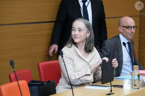 À côté de cela, Delphine Ernotte touche 332 000 € brut de part fixe. Ce montant n'a pas bougé depuis 15 ans. C’est le même salaire que celui de son prédécesseur en 2010.

Delphine Ernotte lors d'une audition devant la Commission d'enquête sur la neutralité, le fonctionnement et le financement de l'audiovisuel public à l'Assemblée nationale à Paris, le 8 avril 2026.

© Lionel Urman / Bestimage