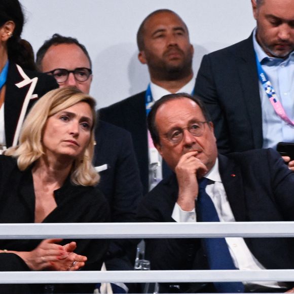 Cérémonie d’ouverture des Jeux Olympiques (JO) de Paris 2024 le 26 juillet 2024 - François Hollande (homme politique français qui a été président de la République française) et son épouse Julie gayet assistent à la cérémonie d’ouverture des Jeux Olympiques de 2024 le 26 juillet 2024 à Paris, en France. ( Photo de federico pestellini / DPPI / Panoramique ) -