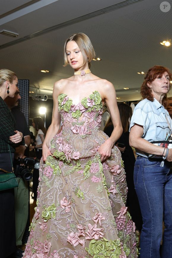 Coulisses du défilé Elie Saab "Collection Haute Couture Automne/Hiver 2025-2026" lors de la Fashion Week de Paris, le 9 juillet 2025 Backgrid USA / Bestimage


Pictured: Model
