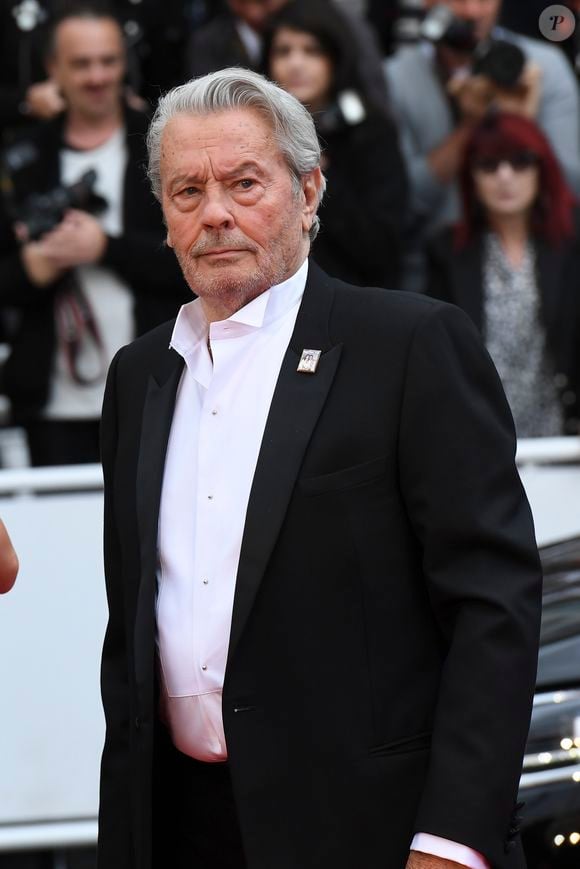 La succession d'Alain Delon est loin d'être réglée, les relations entre ses  3 enfants sont toujours très compliquées : "Tout est gelé" : Le diaporama -  Purepeople