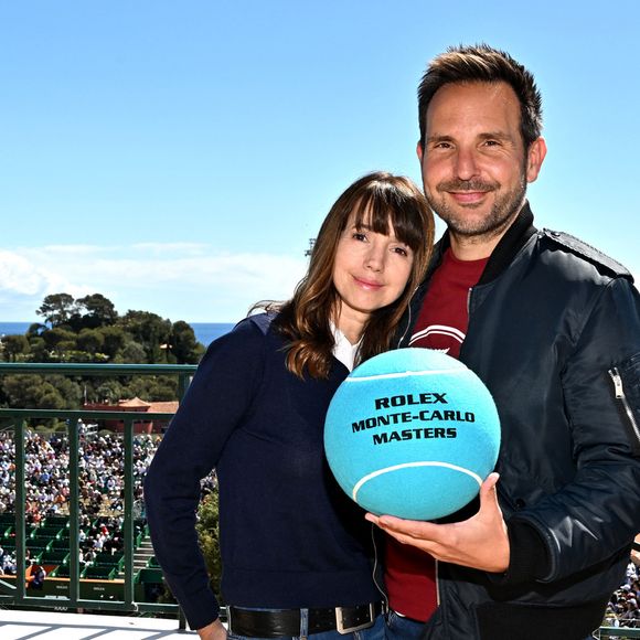 Le Chef Christophe Michalak et sa femme Delphine McCarty aux Masters 1000 de Monte-Carlo sur le court Rainier III à Roquebrune-Cap-Martin, France, le 13 avril 2023. © Bruno Bebert/Bestimage