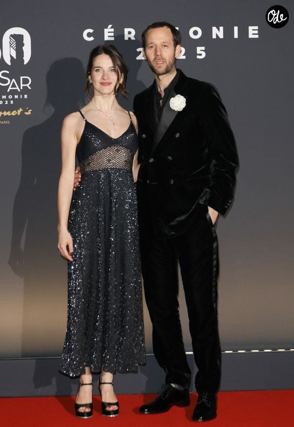 Pour l’occasion, elle portait une chemise rayée ouverte sous un blazer noir, associée à un jean et une ceinture à boucle dorée.

Rebecca Marder et Benjamin Lavernhe au photocall du dîner de la 50ème édition de la cérémonie des César au Fouquet's à Paris, France, le 28 février 2025. © Coadic Guirec/Bestimage