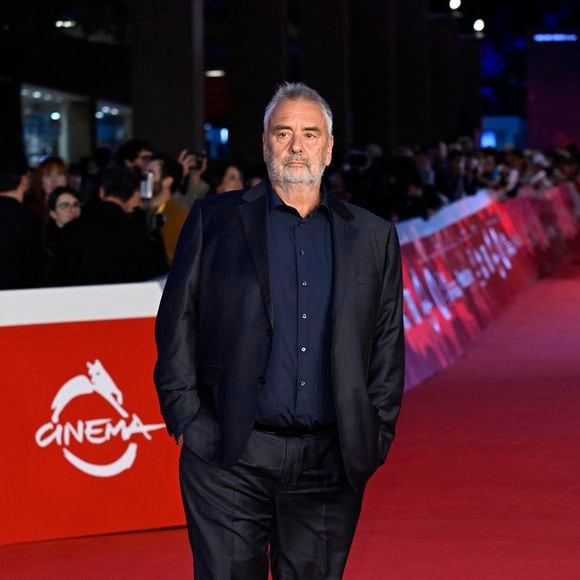 Le couple a fait sa première apparition officielle lors du Festival du Film de Rome. 

Luc Besson à la première du film "Dracula" de L.Besson lors de la 20ème édition du festival du film de Rome le 24 octobre 2025. SGP / BESTIMAGE
