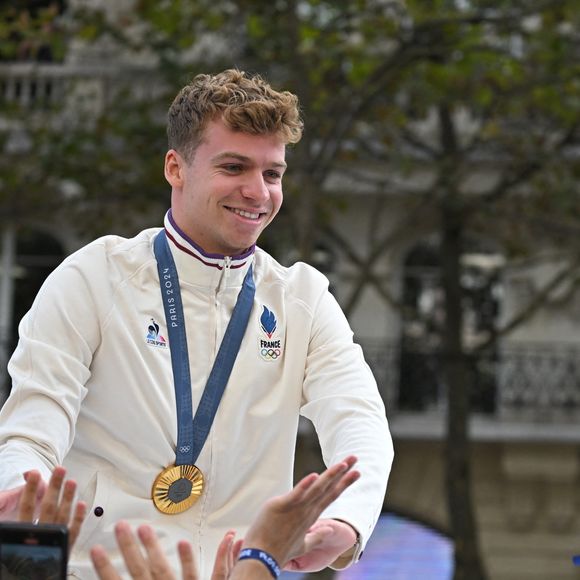 Léon Marchand - La "Parade des Champions" des Jeux Olympiques et Paralympiques de Paris2024, sur les Champs-Elysées. Paris, le 14 septembre 2024.
© Eliot Blondet/Pool/Bestimage