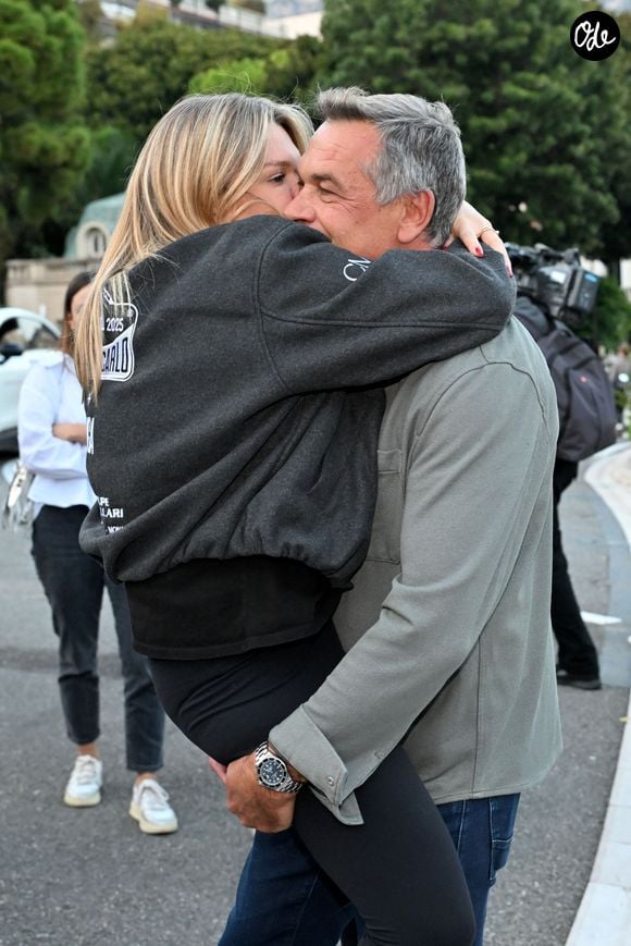 Camille Gottlieb, la fille de la princesse Stéphanie et de Jean Raymond Gottlieb, est au départ du 9ème E-Rallye de Monte-Carlo, en tant que co-pilote de son amie Margaux Grundstein au volant d'une volvo, sur la place du Casino à Monaco, le 15 octobre 2025. © Bruno Bebert / Bestimage
