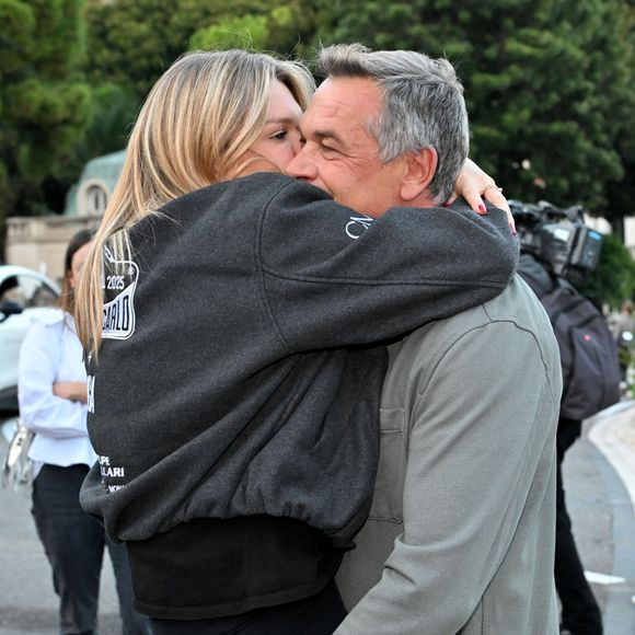 Camille Gottlieb, la fille de la princesse Stéphanie et de Jean Raymond Gottlieb, est au départ du 9ème E-Rallye de Monte-Carlo, en tant que co-pilote de son amie Margaux Grundstein au volant d'une volvo, sur la place du Casino à Monaco, le 15 octobre 2025. © Bruno Bebert / Bestimage