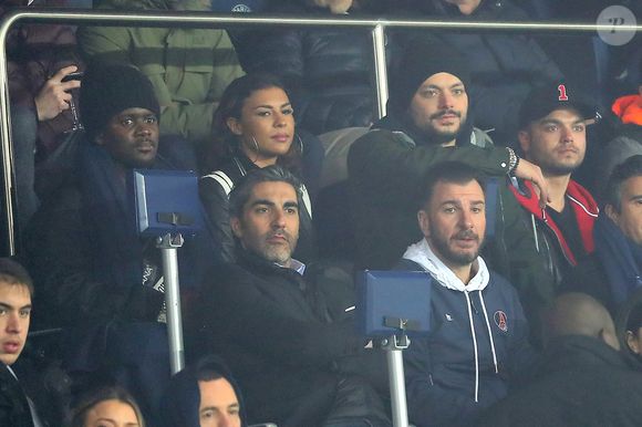 L'humoriste et acteur français Kev Adams et son petit frère Dj Noyz (Noam Smadja), Ary Abittan, Michaël Youn - People lors du huitième de finale retour de Ligue des Champion, du Paris Saint-Germain contre le Real Madrid au Parc des Princes à Paris le 6 mars 2018. © Cyril Moreau/Bestimage