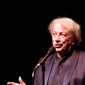 L'inoubliable interprète de "Capri c'est fini" a d'ailleurs vu son destin basculer grâce à ce premier tube mythique qui l'a rendu millionnaire à seulement 19 ans...

Exclusif - Hervé Vilard - Concert de Hervé Vilard au café de la danse à Paris le 13 décembre 2025.
© Cédric Perrin / Bestimage