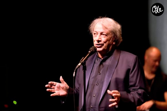 L'inoubliable interprète de "Capri c'est fini" a d'ailleurs vu son destin basculer grâce à ce premier tube mythique qui l'a rendu millionnaire à seulement 19 ans...

Exclusif - Hervé Vilard - Concert de Hervé Vilard au café de la danse à Paris le 13 décembre 2025.
© Cédric Perrin / Bestimage