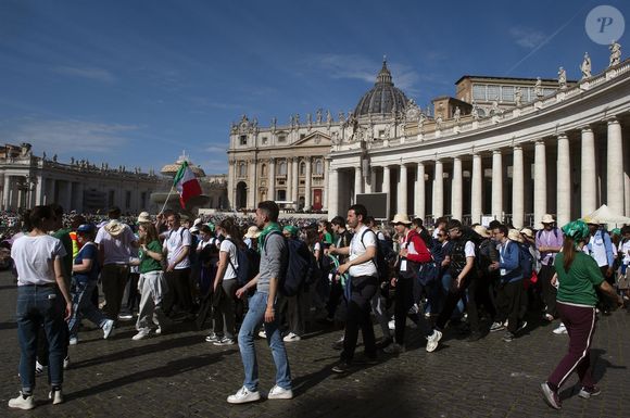 Des croyants prient pour rendre hommage au Pape François à Rome en Italie. Le Pape est mort le 21 avril 2025. 
Backgrid UK/ Bestimage