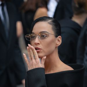 "Katy est vraiment à fond. Elle est très heureuse. Elle essaie de rester discrète, et ils ont passé beaucoup de temps ensemble en privé. Elle ne cherche pas à rendre cette relation publique. Leurs amis pensent qu'ils vont bien ensemble, mais en fait, il n’a pas encore rencontré beaucoup de ses amis", a révélé la source.

Katy perry - Arrivées et Sorties du défilé Balenciaga Collection Haute Couture Automne/Hiver 2025-2026 lors de la Fashion Week de Paris (PFW), à Paris, France, le 9 juillet 2025. © Florian Lavielle/Bestimage