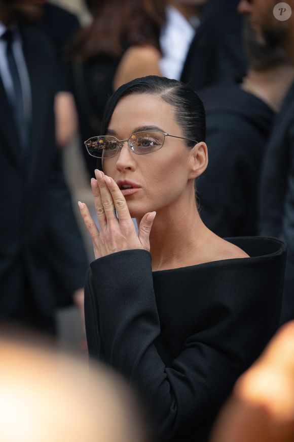 "Katy est vraiment à fond. Elle est très heureuse. Elle essaie de rester discrète, et ils ont passé beaucoup de temps ensemble en privé. Elle ne cherche pas à rendre cette relation publique. Leurs amis pensent qu'ils vont bien ensemble, mais en fait, il n’a pas encore rencontré beaucoup de ses amis", a révélé la source.

Katy perry - Arrivées et Sorties du défilé Balenciaga Collection Haute Couture Automne/Hiver 2025-2026 lors de la Fashion Week de Paris (PFW), à Paris, France, le 9 juillet 2025. © Florian Lavielle/Bestimage