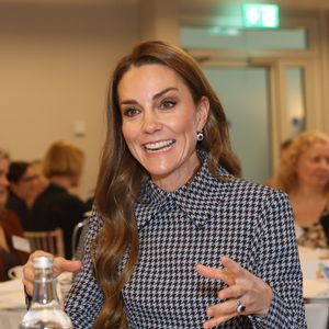 La princesse de Galles, marraine d'Anna Freud, lors d'une visite à l'organisation caritative pour la santé mentale des enfants dans le nord de Londres, pour discuter du rôle vital des relations et des liens dans la formation des bébés, des enfants et des jeunes gens pour l'avenir. Le Royal Foundation Centre for Early Childhood lance un nouveau projet avec Anna Freud afin d'améliorer les compétences des visiteurs de santé en matière de développement social et émotionnel précoce. Date de la photo : jeudi 27 novembre 2025.

PA Photo/ Bestimage