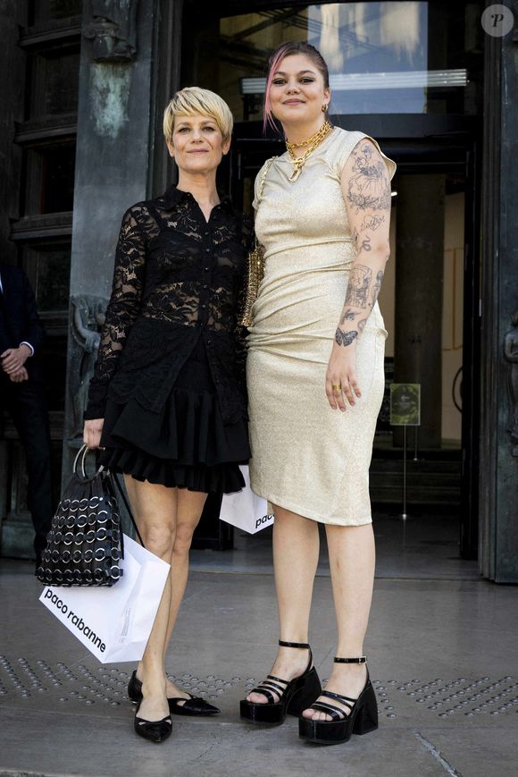 "Quand je l’ai rencontrée, elle venait manger des coquillettes jambon à la maison.", avait raconté Marina Fois à Libération

Louane et Marina Fois - Les célébrités assistent au défilé Paco Rabanne Haute Couture automne hiver 2022-2023 à Paris, le 3 juillet 2022. 
© JB Autissier / Panoramic / Bestimage