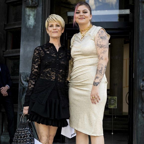 "Quand je l’ai rencontrée, elle venait manger des coquillettes jambon à la maison.", avait raconté Marina Fois à Libération

Louane et Marina Fois - Les célébrités assistent au défilé Paco Rabanne Haute Couture automne hiver 2022-2023 à Paris, le 3 juillet 2022. 
© JB Autissier / Panoramic / Bestimage