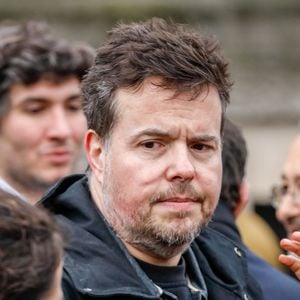 Absent de la matinale de France Inter depuis le mois d'octobre dernier pour des raisons de santé, Nicolas Demorand va signer son retour sur l’application Radio France...
Nicolas Demorand - Obsèques de Sébastien Demorand à la Coupole du crématorium du cimetière du Père-Lachaise à Paris, France. © AGENCE / BESTIMAGE