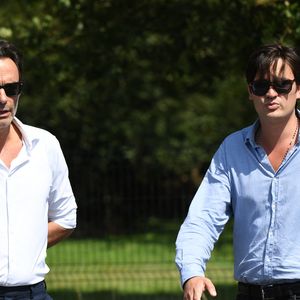 Anthony Delon et son demi-frère Alain-Fabien découvrent les hommages devant les grilles de la propriété de Douchy, quelques heures avant les obsèques de leur père, A.Delon, le 24 août 2024. © Agence / Bestimage