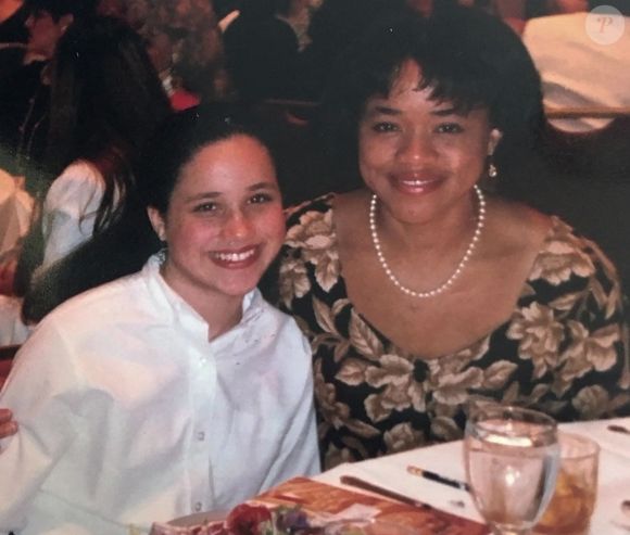 Doria Ragland et Meghan Markle - Images du documentaire Netflix "Harry & Meghan"- 2022. La série comporte six parties et couvre la relation du couple depuis leurs premières fréquentations jusqu'à leur décision de prendre du recul en tant que membres actifs de la famille royale britannique et leurs activités ultérieures. (Backgrid UK/ Bestimage).