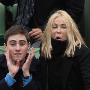 Emmanuelle Beart et son fils Yohann dans la Tribune VIP lors des Internationaux de France de Tennis à Roland-Garros à Paris, France le 3 juin 2016. Photo de Laurent Zabulon/ABACAPRESS.COM