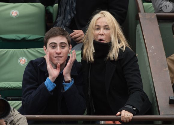 Emmanuelle Beart et son fils Yohann dans la Tribune VIP lors des Internationaux de France de Tennis à Roland-Garros à Paris, France le 3 juin 2016. Photo de Laurent Zabulon/ABACAPRESS.COM