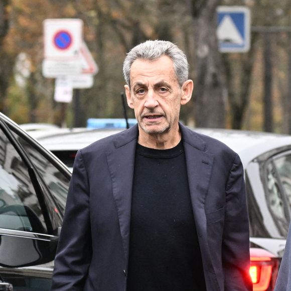 Il a souhaité prendre la parole par le biais de ses avocats.

 Nicolas Sarkozy annonce la sortie le 10 décembre d'un livre, "Le journal d'un prisonnier" - Nicolas Sarkozy et sa femme Carla Bruni vont déjeuner au restaurant Le Flandrin à Paris le lendemain de la sortie de prison de l'ancien président le 11 novembre 2025.