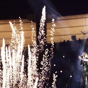 La chanteuse Louane (Louane Emera), représentante de la France au concours de l'Eurovision, interpréte pour la première fois son titre Maman, en hommage à sa mère décédée lorsqu'elle avait 17 ans, devant les 80 000 spectateurs, suspendue sur une plateforme, plusieurs mètres au-dessus de la pelouse et des musiciens, du Stade de France à la mi-temps du match du Tournoi des Six Nations opposant la France à l'Écosse, à Saint-Denis, Seine Saint-Denis, France, le 15 mars 2025. © Cyril Moreau/Bestimage