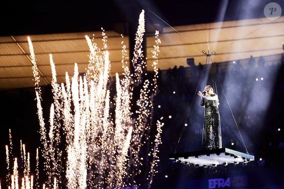 La chanteuse Louane (Louane Emera), représentante de la France au concours de l'Eurovision, interpréte pour la première fois son titre Maman, en hommage à sa mère décédée lorsqu'elle avait 17 ans, devant les 80 000 spectateurs, suspendue sur une plateforme, plusieurs mètres au-dessus de la pelouse et des musiciens, du Stade de France à la mi-temps du match du Tournoi des Six Nations opposant la France à l'Écosse, à Saint-Denis, Seine Saint-Denis, France, le 15 mars 2025. © Cyril Moreau/Bestimage